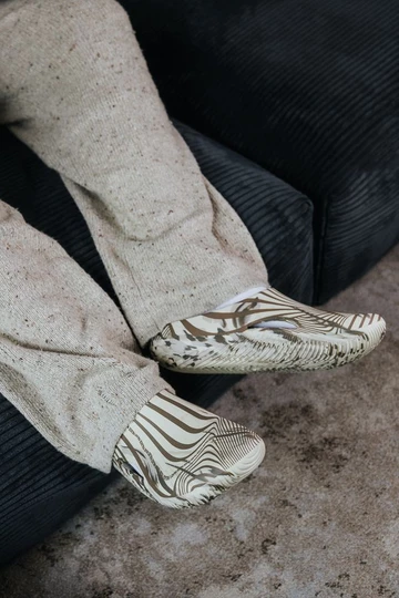 Palace x Crocs Mellow Clog Bone am Fuß