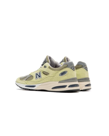 New Balance 991v2 Made in England Green Banana schräg