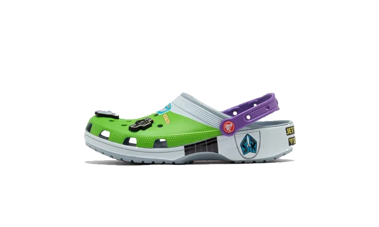 Der Crocs Classic Clog Buzz Lightyear von der Seite auf weißem Hintergrund