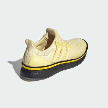 Fortnite x adidas UltraBOOST Pack Powder Yellow seitlich von Hinten