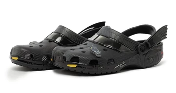 Batman x Crocs Classic Clog Batmobile schräg frontal