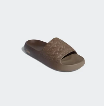 Dime adidas Ayoon Adilette Brown schräg frontal