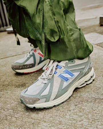 size New Balance 1906R Diamond District Pack Wolf Grey On Feet Detail