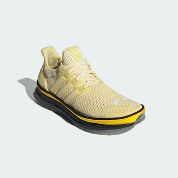 Fortnite x adidas UltraBOOST Pack Powder Yellow von der Seite