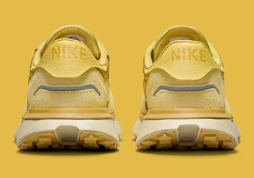 Nike Phoenix Waffle Wheat Gold von hinten
