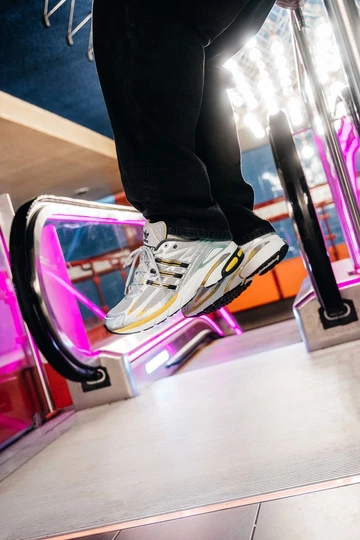 adidas Adistar Cushion 3 Gold Metallic - Christopher springt mit dem schuh