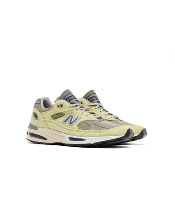 New Balance 991v2 Made in England Green Banana schräg