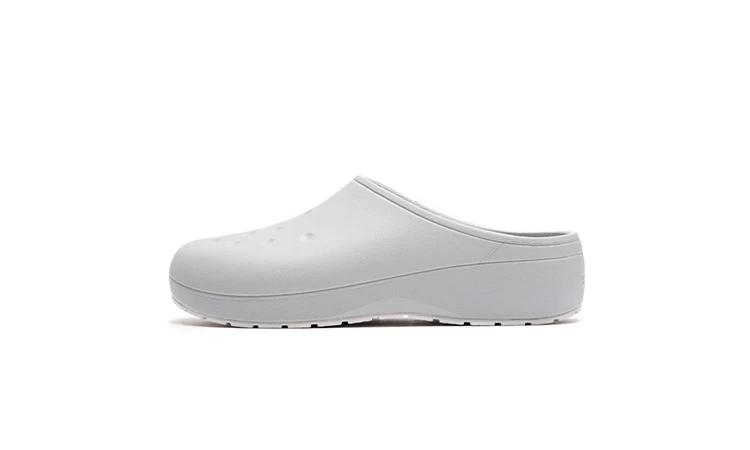 Der Crocs Classic Quiet Clog Mirage von der Seite auf weißem Hintergrund