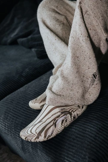 Palace x Crocs Mellow Clog Bone am Fuß