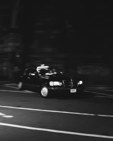 ASAP Rocky Creative Director bei PUMA - Ein schwarz-weiß Bild von einem Mercedes Benz