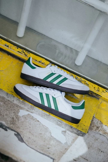 adidas Samba Collegiate steht an der Wand