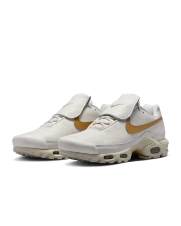 Air Max Plus Tiempo Metallic Gold Paar schräg seitlich