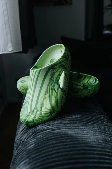 Palace x Crocs Mellow Clog Celery am Fuß