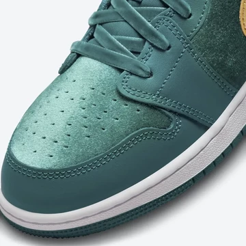 Jordan 1 Low GS Velvet Geode Teal Detail Toebox