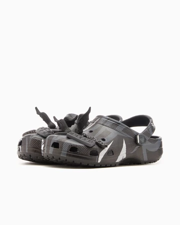 Der CLOT Crocs Classic Clog Black von schräg außen