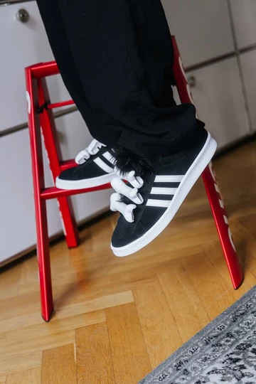 Jeremy Scott adidas Campus, Christopher hat den Schuh an und steht auf einer Supreme Leiter