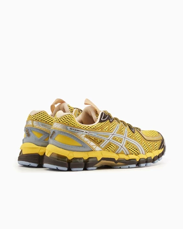 Kiko Kostadinov x ASICS UB9-S Gel-Kayano 20 Vibrant Yellow Paar schräg von hinten