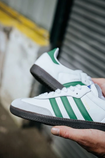 Christopher hält den adidas Samba Collegiate Green in der Hand und zeigt Details