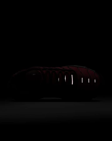 Air Max Plus Burgundy Crush im Dunkeln