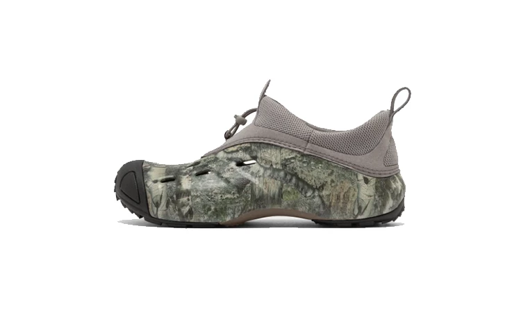 Der Crocs Quick Trail Mossy Oak Wal Walnut von der Seite auf weißem Hintergrund