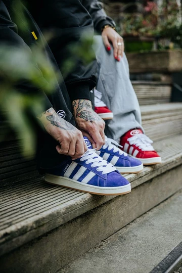 Clara und Christopher tragen den adidas Campus 00s