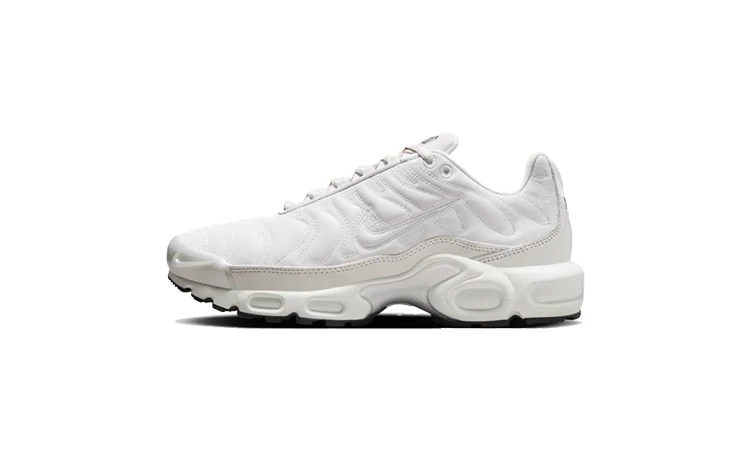 Der Air Max Plus Reflective Platinum Tint von der Seite auf weißem Hintergrund