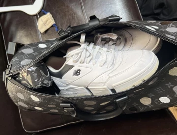 Jaden Smith New Balance MSFTSrep 0.01 in einer Louis Vuitton Tasche
