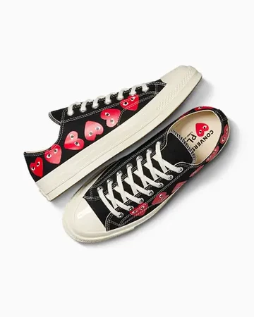 CDG Converse Chuck 70 Lo Black Heart beide Schuhe sind trapiert, man sieht den Schuh von oben und von der Außenseite