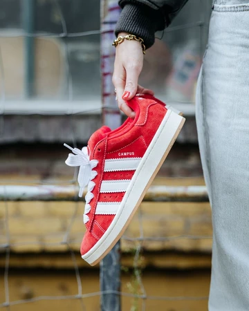 Clara hält den adidas Campus 00s Scarlet Red in der Hand