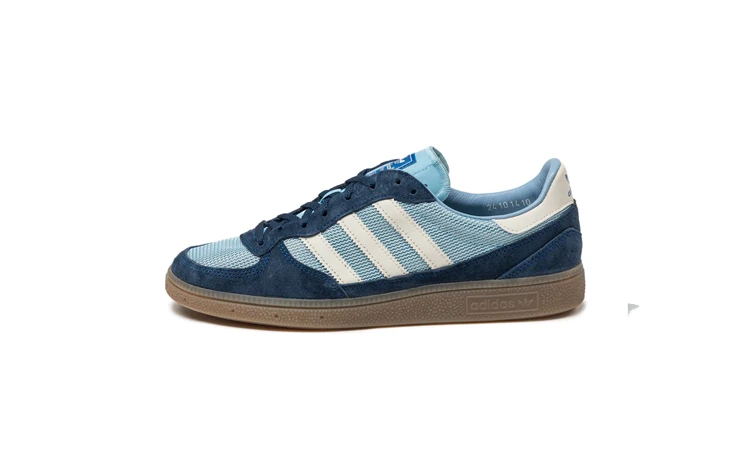 Der adidas SPZL Handball Pro Clear Blue von der Seite auf weißem Hintergrund