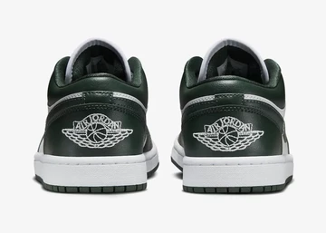 Jordan 1 Low Galactic Jade von hinten