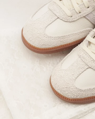 Naked x adidas Crystal White Samba OG Zehen