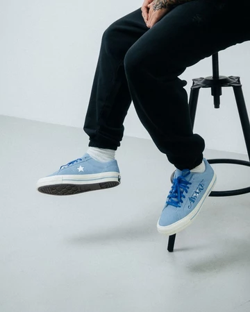 Awake NY x Converse One Star Pro auf Stuhl