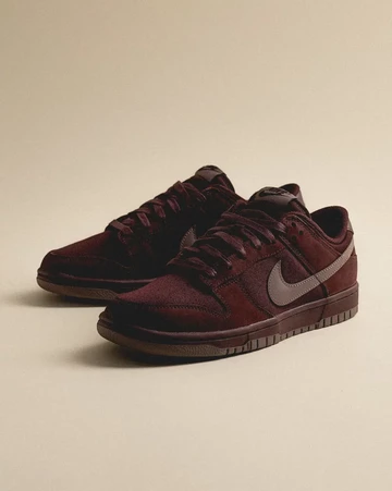 Dunk Low Premium Burgundy Crush Lookbook Paar