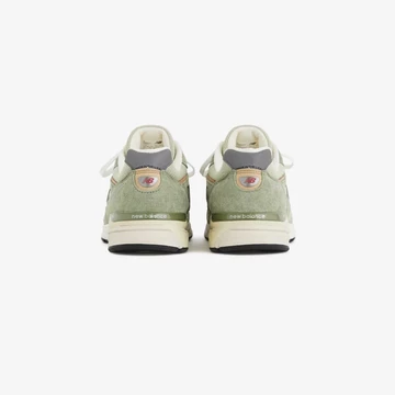 New Balance 990v4 Olive Incense von Hinten