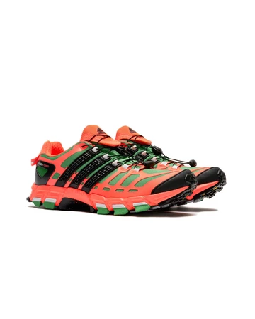 Der adidas Adistar Raven Solar Orange von schräg außen