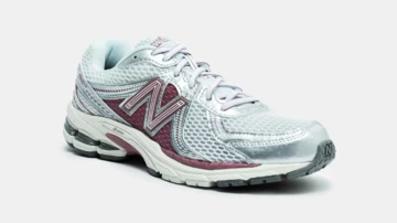 Northern Lights New Balance 860 v2 Pack Rosewood Außenseite leicht schräg