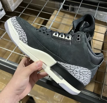 Jordan 3 Off Noir In Hand Innenseite