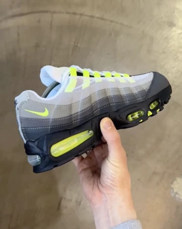 Air Max 95 Neon in der Hand