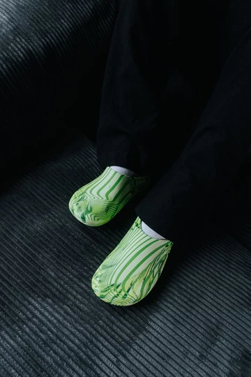Palace x Crocs Mellow Clog Celery am Fuß