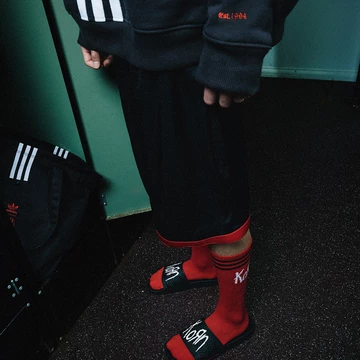KORN x adidas Adilette 30th Anniversary am Fuß