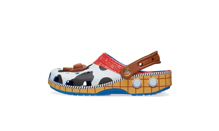 Der Crocs Classic Clog Woody auf weißem Hintergrund