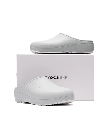 Crocs Classic Quiet Clog Mirage auf der Box stehend und vor der Box stehend