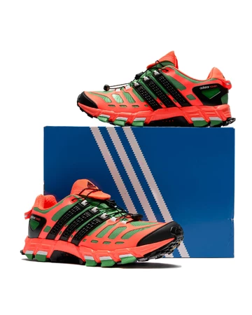 Der der adidas Adistar Raven Solar Orange steht auf seiner box