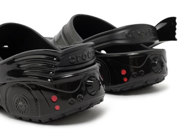 Batman x Crocs Classic Clog Batmobile Detailbild