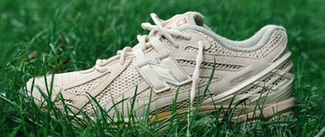 Auralee New Balance 1906R Mojave Desert - im Gras