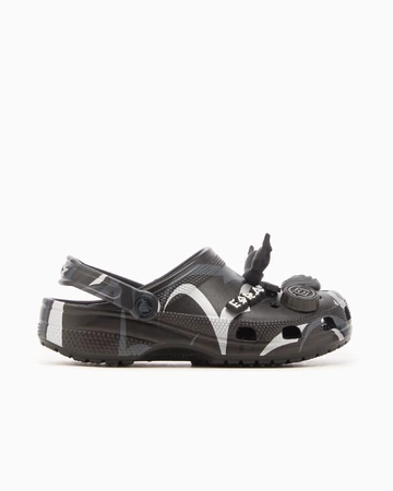 Der CLOT Crocs Classic Clog Black von schräg außen