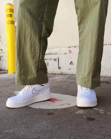 Air Force 1 Low Multi Swoosh Sail am Fuß