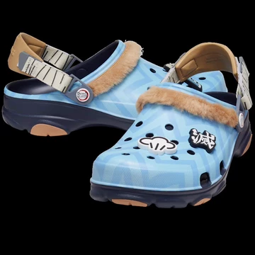 Demon Slayer x Crocs All-Terrain Clog Navy Paar seitlich