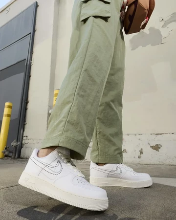 Air Force 1 Low Multi Swoosh Sail am Fuß
